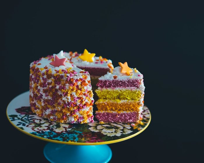 Bolo arco-íris para festa infantil